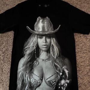 Black Graphic T-Shirt with Beyoncé Silver Hat